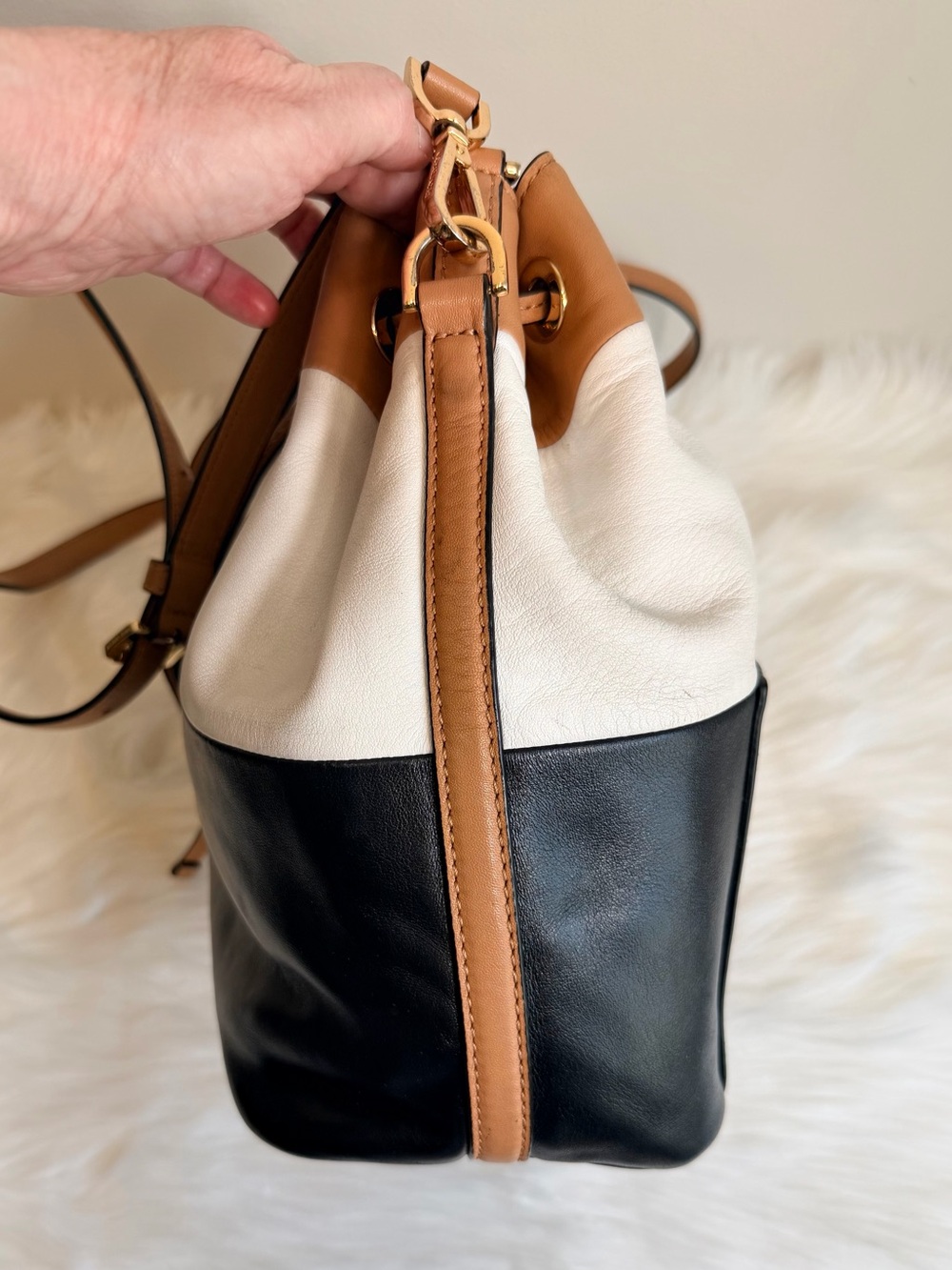 Michael Kors Leather Colorblock Bucket Shoulder/Crossbody Bag Black, White & Tan - Picture 5 of 16